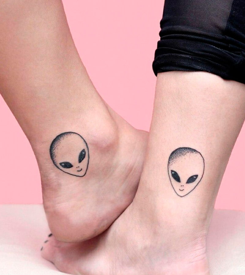 tatuajes de aliens y marcianos para parejas 4