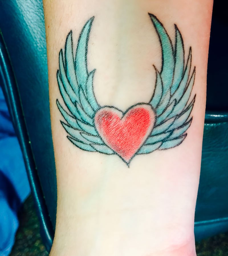 tatuajes de corazones con alas 3