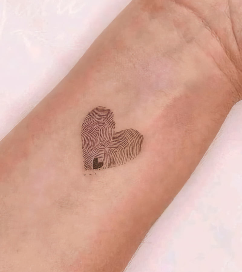 tatuajes de huellas dactilares en forma de corazon 1