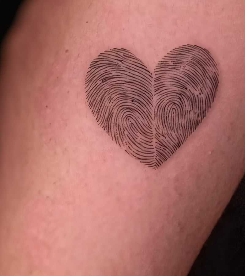 tatuajes de huellas dactilares en forma de corazon 11
