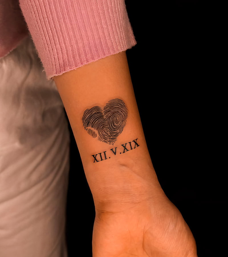 tatuajes de huellas dactilares en forma de corazon 13