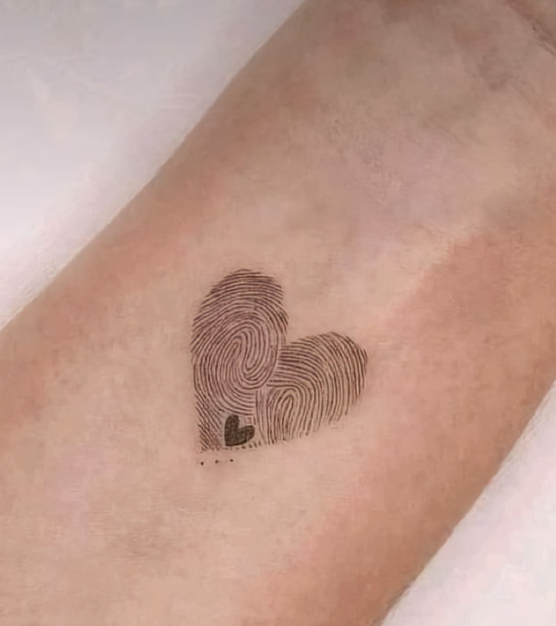 tatuajes de huellas dactilares en forma de corazon 15