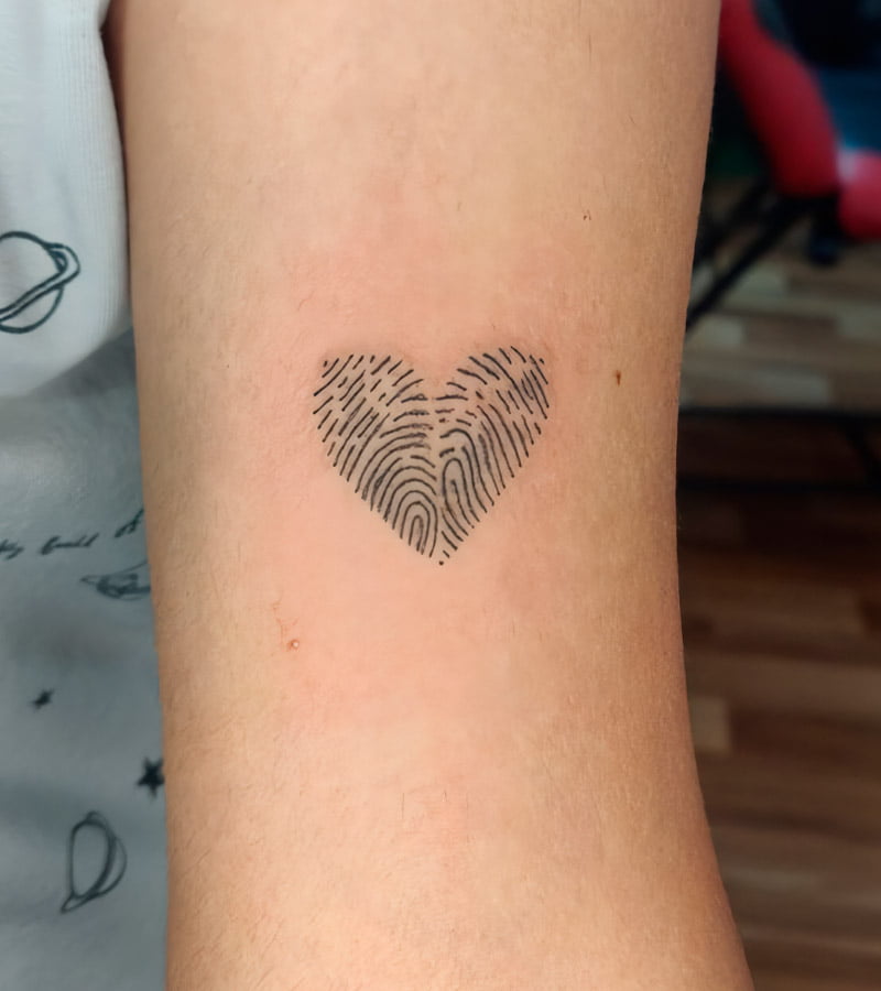 tatuajes de huellas dactilares en forma de corazon 16