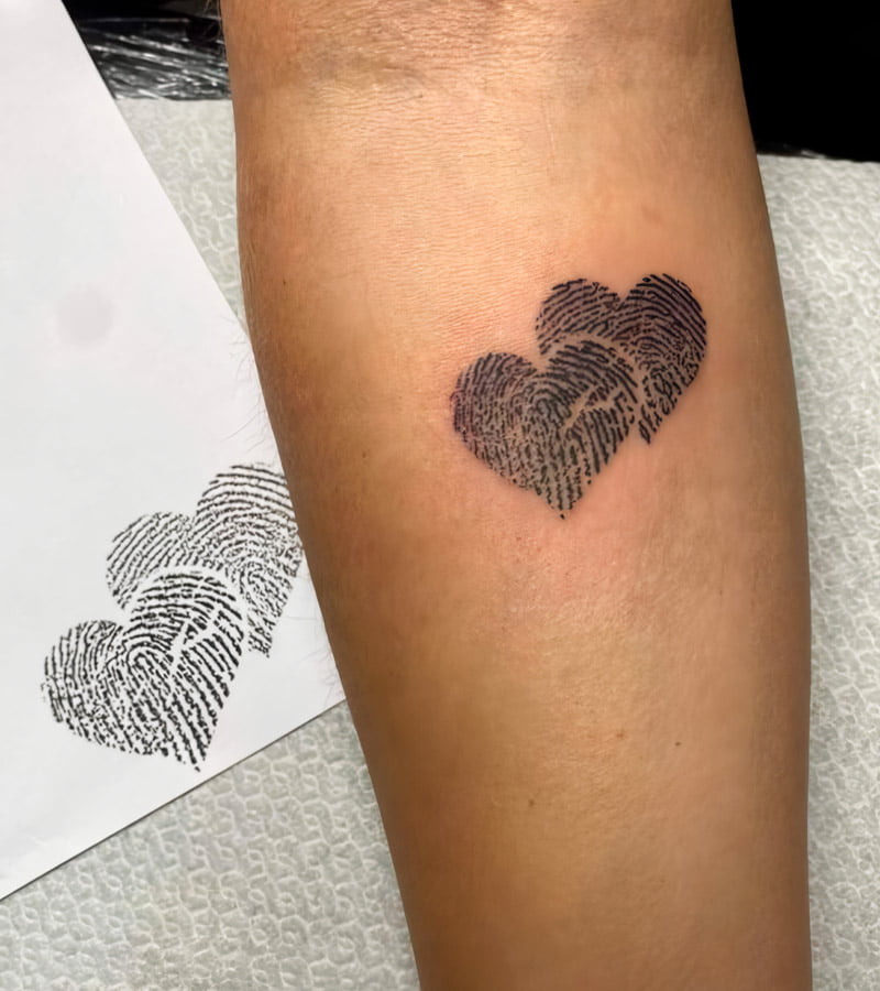 tatuajes de huellas dactilares en forma de corazon 17