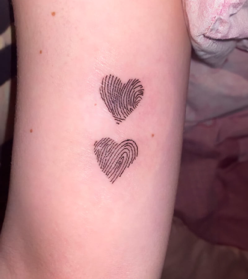 tatuajes de huellas dactilares en forma de corazon 18