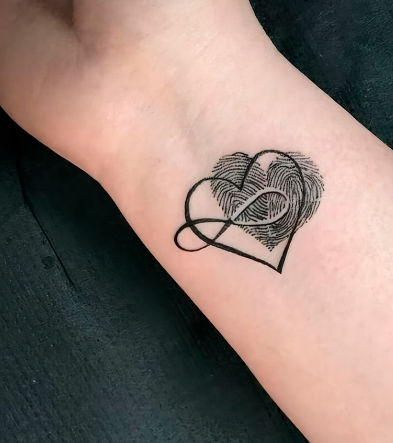 tatuajes de huellas dactilares en forma de corazon 2