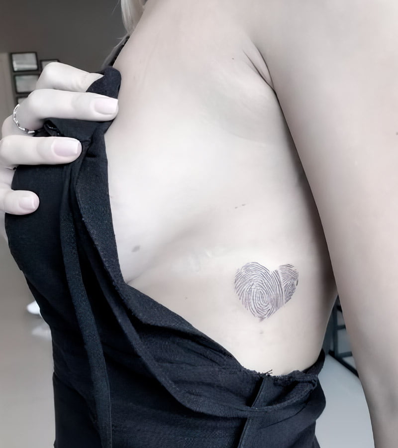tatuajes de huellas dactilares en forma de corazon 20