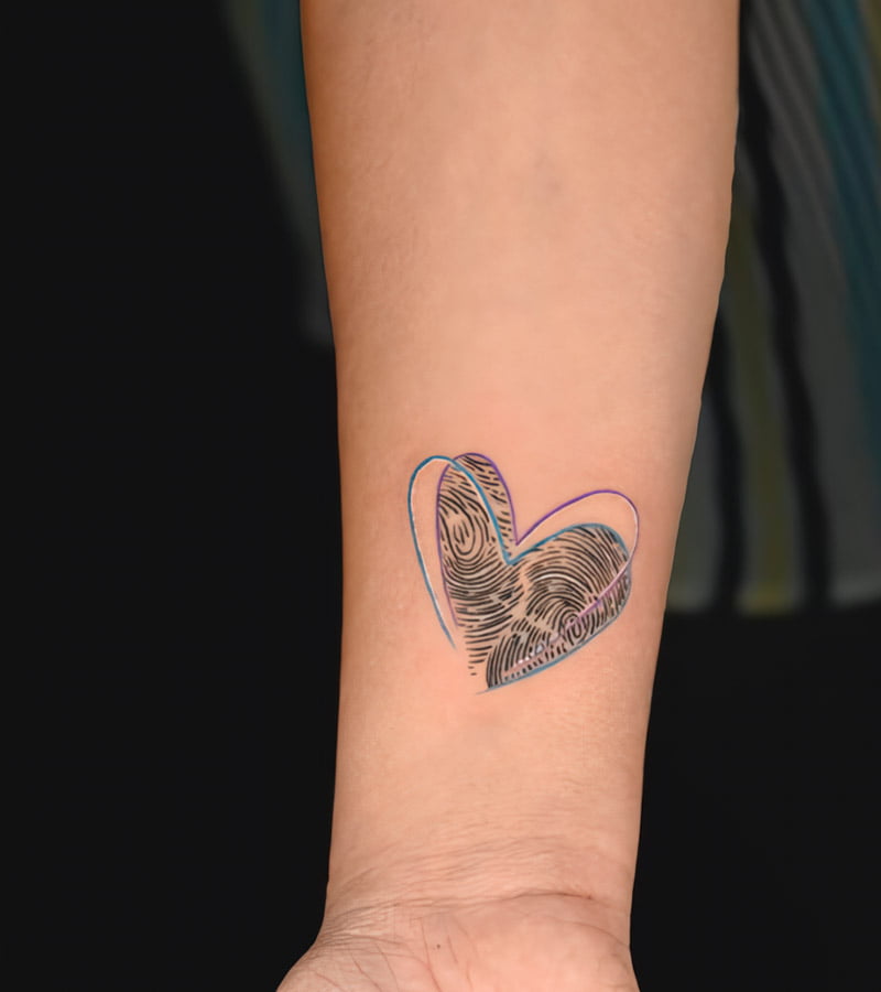 tatuajes de huellas dactilares en forma de corazon 4