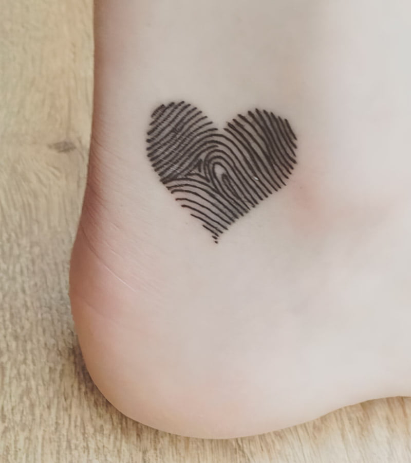 tatuajes de huellas dactilares en forma de corazon 6