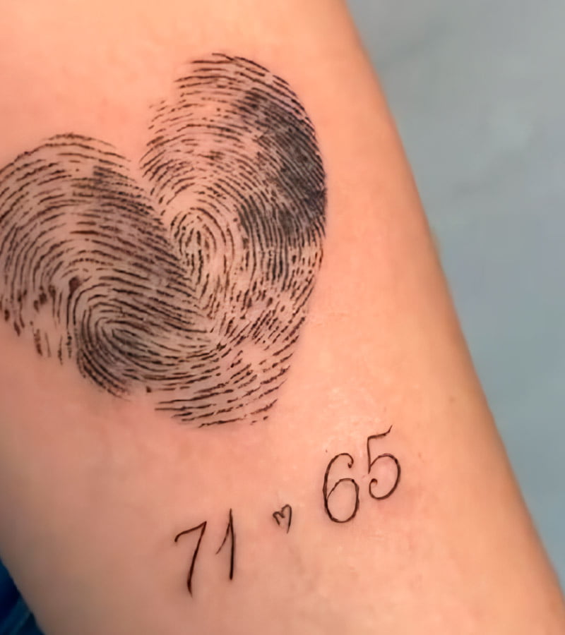 tatuajes de huellas dactilares en forma de corazon 7