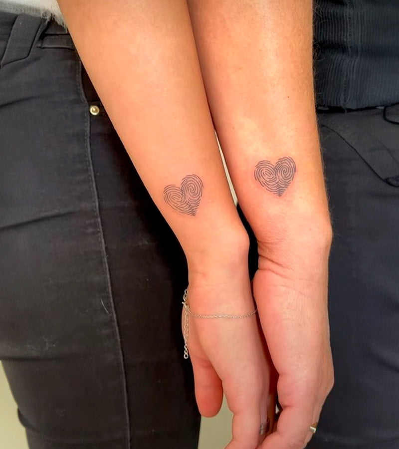 tatuajes de huellas dactilares para parejas 13