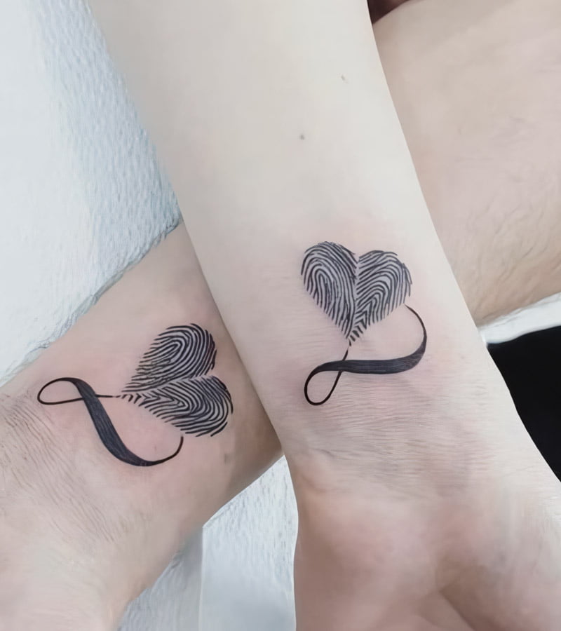 tatuajes de huellas dactilares para parejas 16