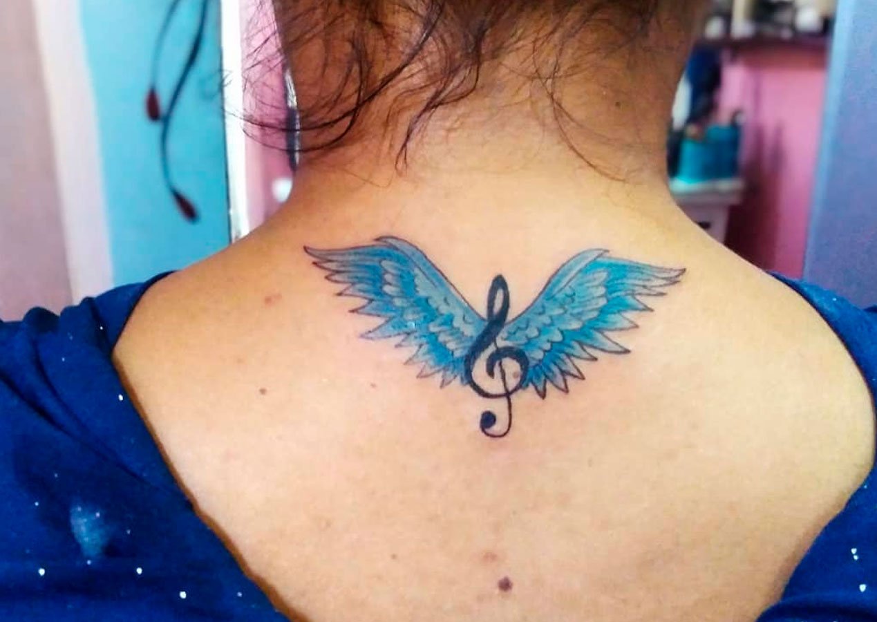 tatuajes de notas musicales con alas 6