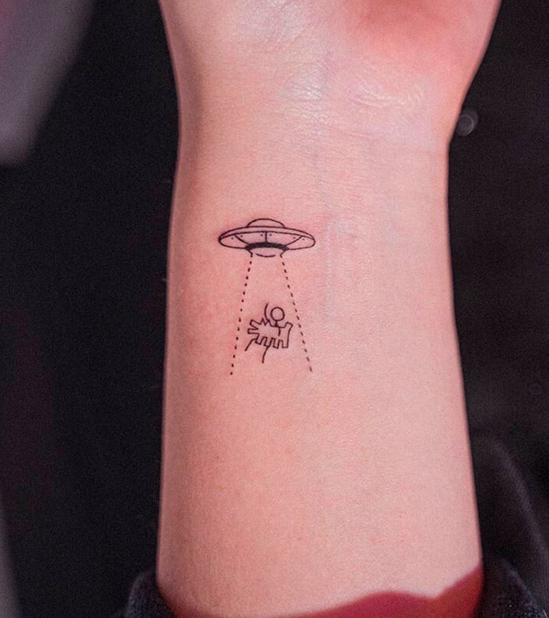 tatuajes de platillos voladores minimalistas 1