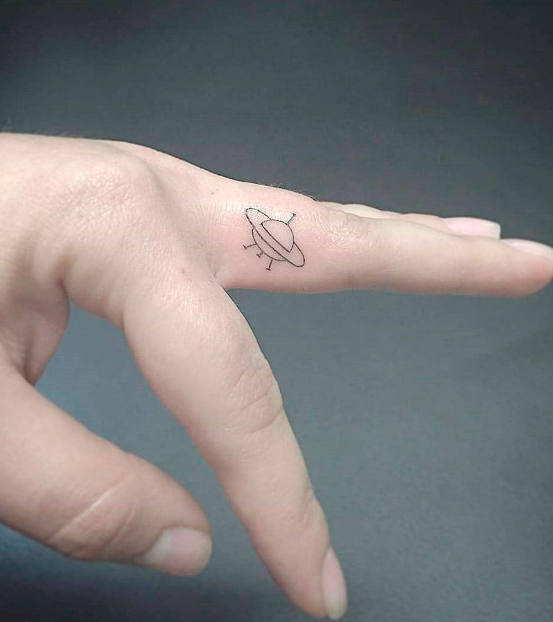 tatuajes de platillos voladores minimalistas 4