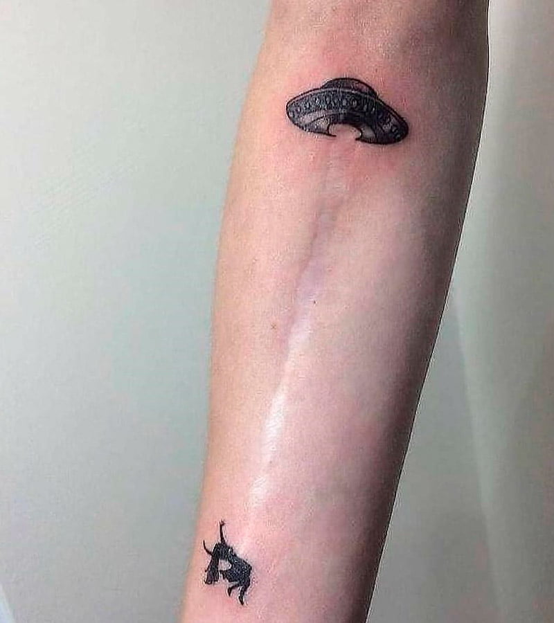 tatuajes de platillos voladores minimalistas 5