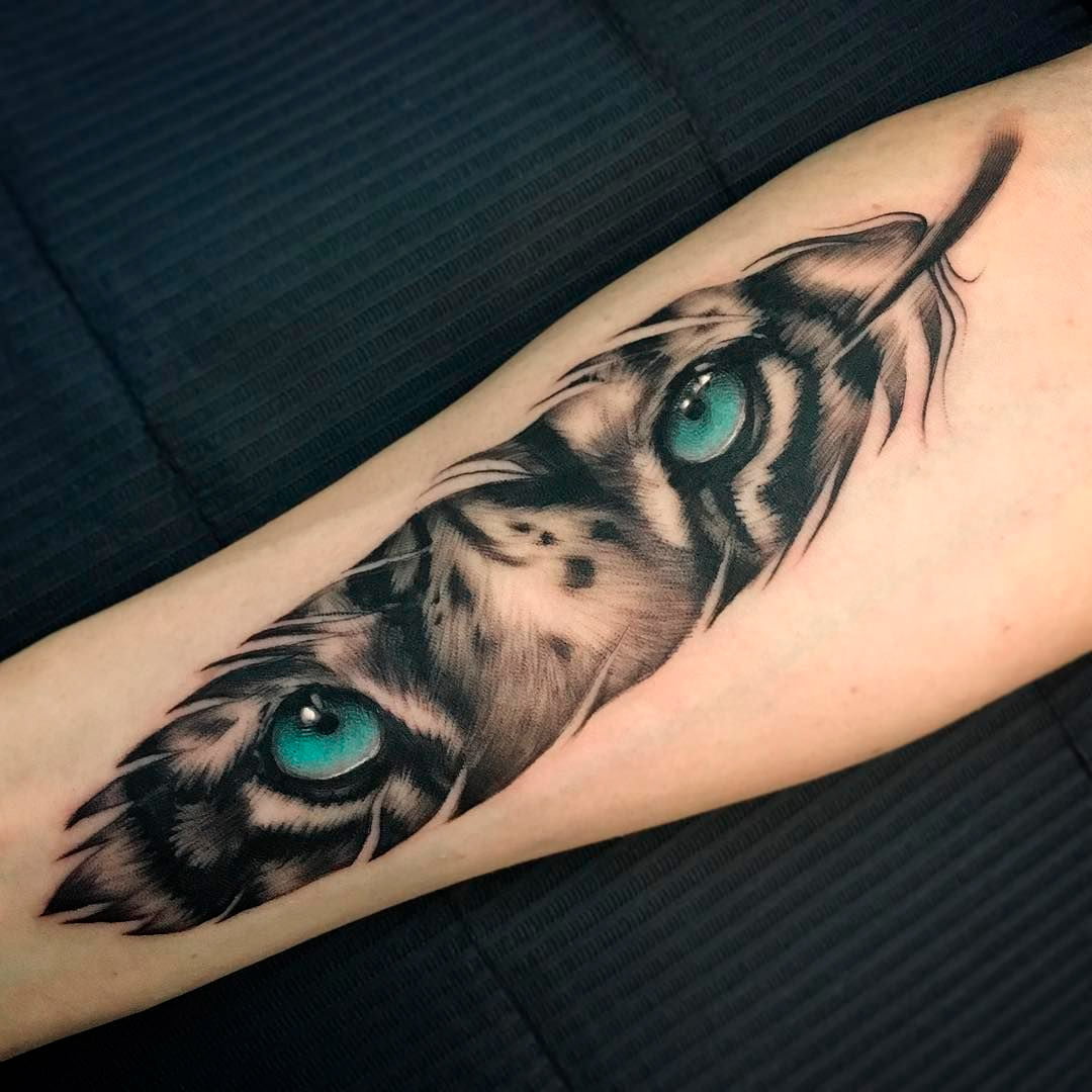 tatuajes de ojos de tigre en forma de pluma 2