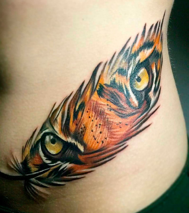 tatuajes de ojos de tigre en forma de pluma 3