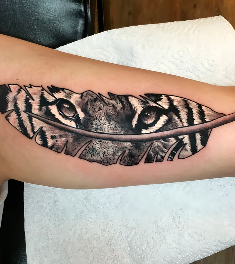 tatuajes de ojos de tigre en forma de pluma 6